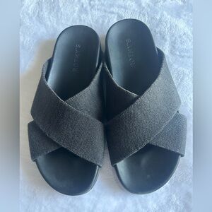 Rothy’s The Weekender slide in black size 6.5